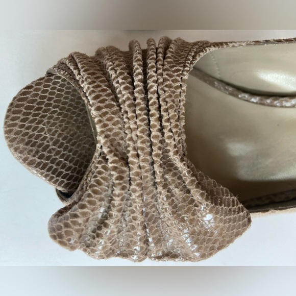 Moda Spana~Like New~Shimmery Taupe Faux Snakeskin Peep Toe Stilettos~Size 6 - Picture 4 of 14